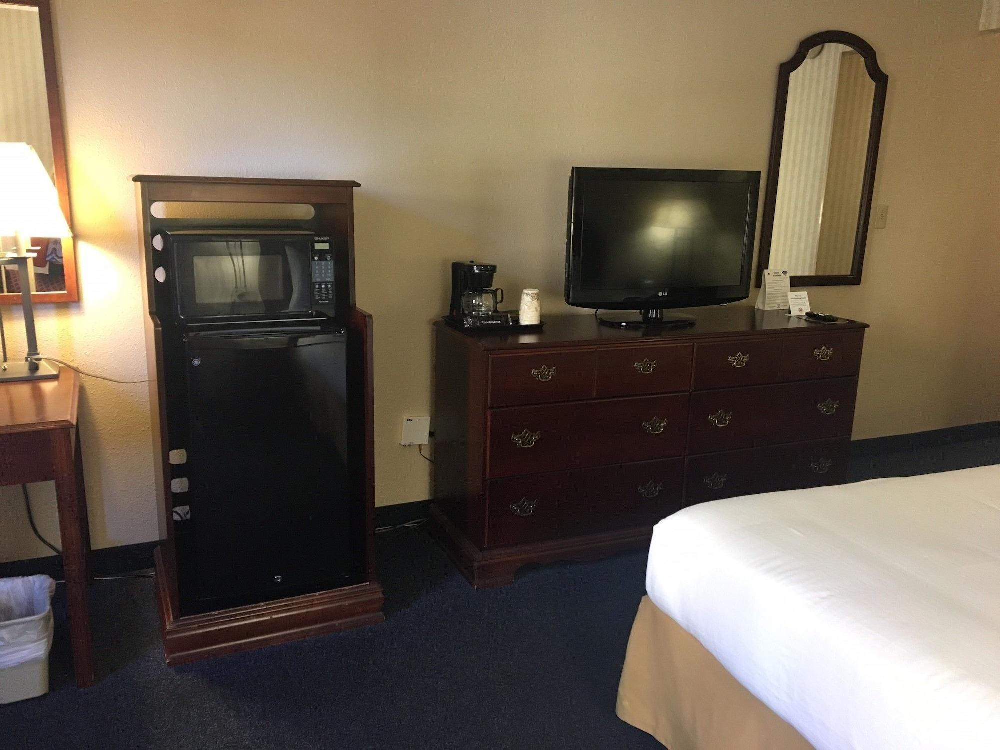 Red Roof Inn & Suites Newport News Exteriér fotografie