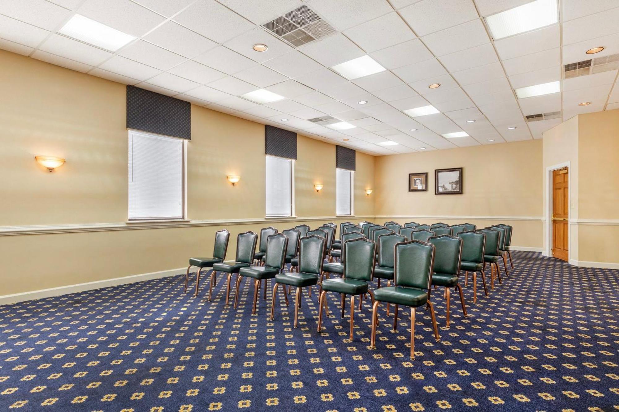 Red Roof Inn & Suites Newport News Exteriér fotografie